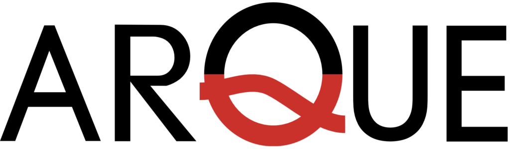 ARQUE-Logo (schwarzer Schriftzug ARQUE, das Q ist zweigeteilt in schwarz oben und rot unten